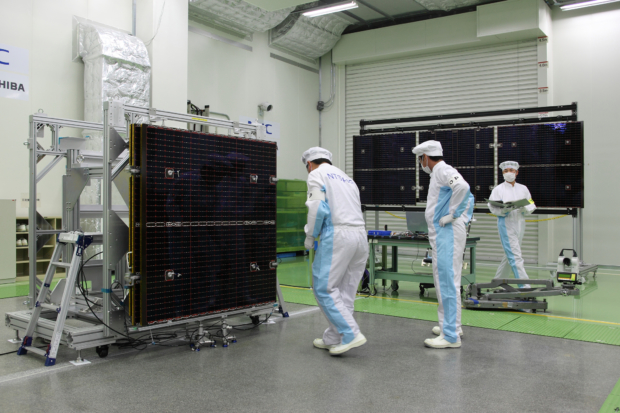 「はやぶさ２」太陽電池パドル(SAP)進展試験の様子