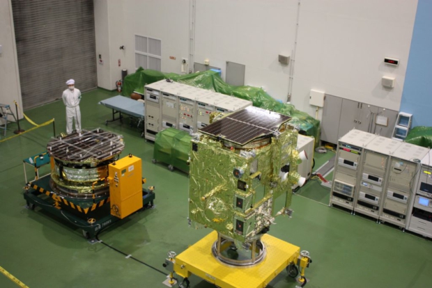 金星探査機「あかつき」(PLANET-C)(手前)と小型ソーラー電力セイル実証機「IKAROS」