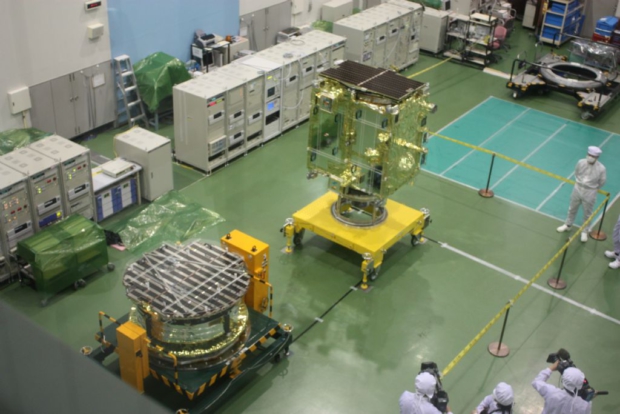 金星探査機「あかつき」(PLANET-C)と小型ソーラー電力セイル実証機「IKAROS」(手前)
